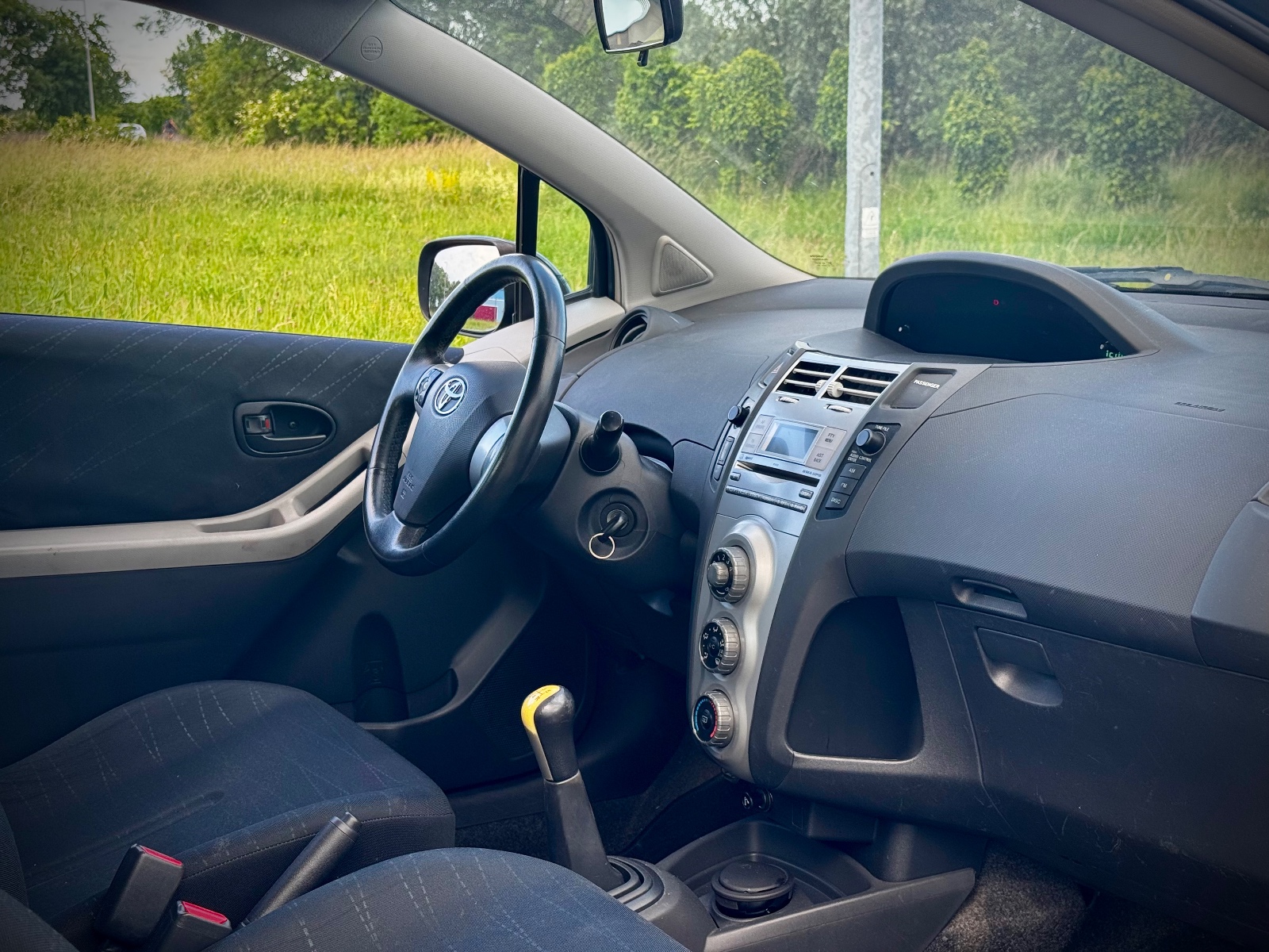 Toyota YARIS, zadbana! Klimatyzacja! — zdjęcie 9