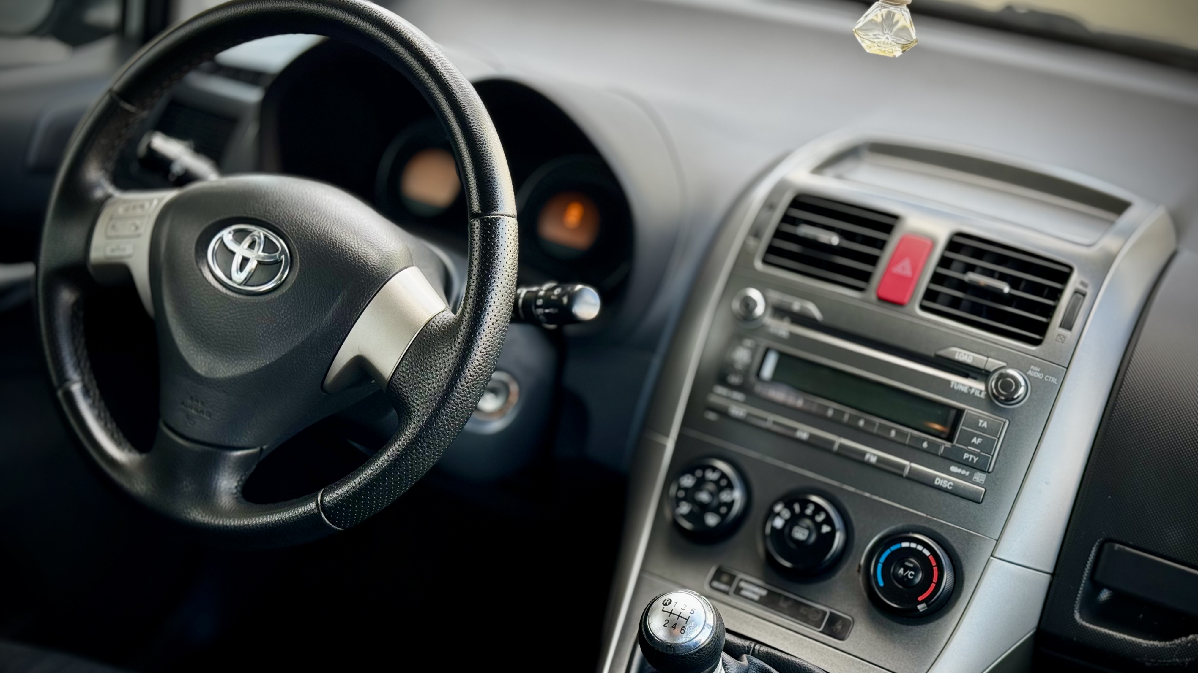 Toyota AURIS, Mega zadbana! Klimatyzacja! Zero rdzy! — zdjęcie 4